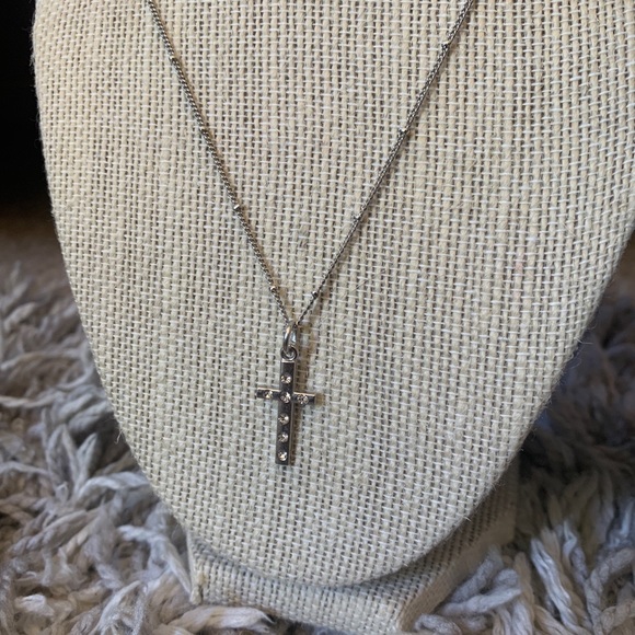 NWT ✨ DAINTY RHINESTONE CROSS NECKLACE - Picture 1 of 4